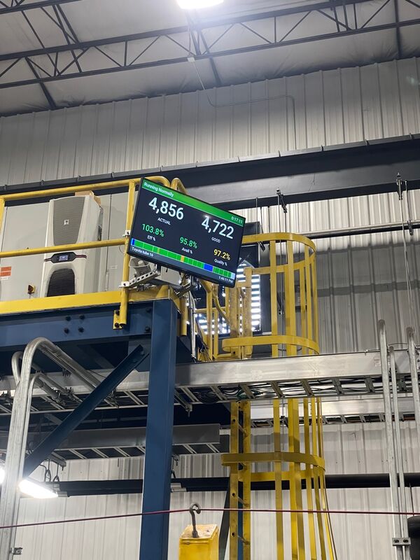 Vorne XL HD display showing RUNNING state - green, 4856 actual, 103.8% efficiency